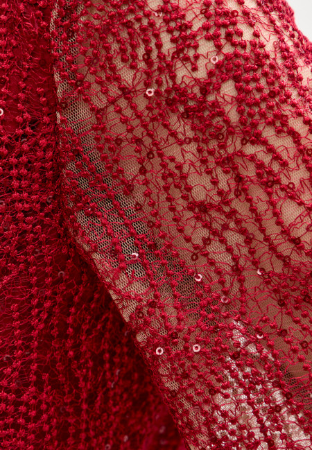 красное кружевное платье